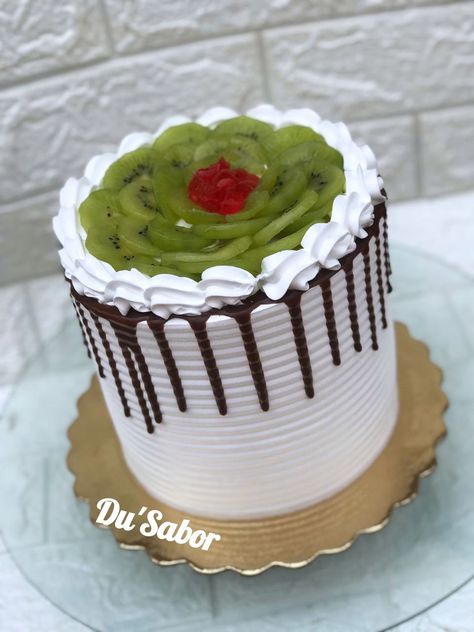 Simple Fruit Decoration On Cake, Lime Cake Decoration, Kiwi Cake Design, Fresh Fruit Cake Design, Simple Fresh Fruit Cake Design, Kiwi Cake, Cake Decorating Frosting, Kiwi, Frosting