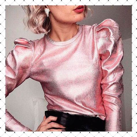 La tendencia más cool de los 80 está de vuelta y esto es lo que debes saber. La entrada Shoulder Pads: ideas de outfits para resaltar tus caderas se publicó primero en Mujer de 10: Guía real para la mujer actual. Entérate ya.. Afrikaanse Mode, Puff Long Sleeves, Estilo Punk, Punk Style, Trend Fashion, Puff Sleeve Top, Fashion Pattern, Metallic Colors, Casual Blouse