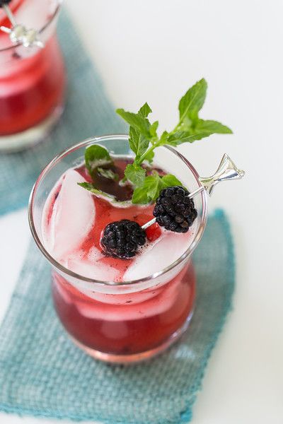 Blackberry Ginger Fizz - a refreshing Ginger Beer cocktail with blackberries and mint! Fruity and refreshing! #gingerbeer #blackberries #cocktails Halloween Whiskey, Ginger Beer Drinks, Summer Mocktails, Ginger Beer Cocktail, Ginger Fizz, Spicy Drinks, Hard Apple Cider, Summertime Drinks, Watermelon Mint