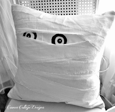 Cameo Cottage Designs: My Pottery Barn Mummy Decorative Pillow Knock Off Creepy Pottery, Mummy Pillow, Halloween Sewing Projects, Mummy Halloween, Hallowen Ideas, Halloween Sewing, Easy Halloween Decorations, Halloween Pillow, Halloween Mummy