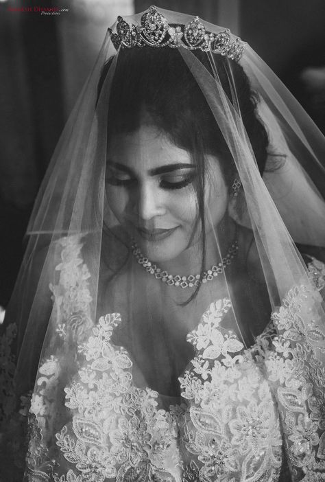 Christian Wedding Photoshoot Ideas, Goan Weddings, Bridal Outfit Indian, Indian Wedding Photoshoot, Outfit Indian Wedding, Bridal Wear Indian, Individual Photoshoot, Poses Pictures, Christian Style