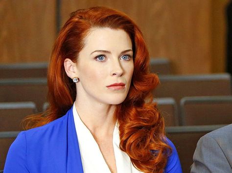 U Cut Hairstyle, Bright Red Hair Color, Red Haired Actresses, Bridget Regan, Bright Red Hair, Beautiful Red Hair, Jane The Virgin, Post Mortem, Auburn Hair