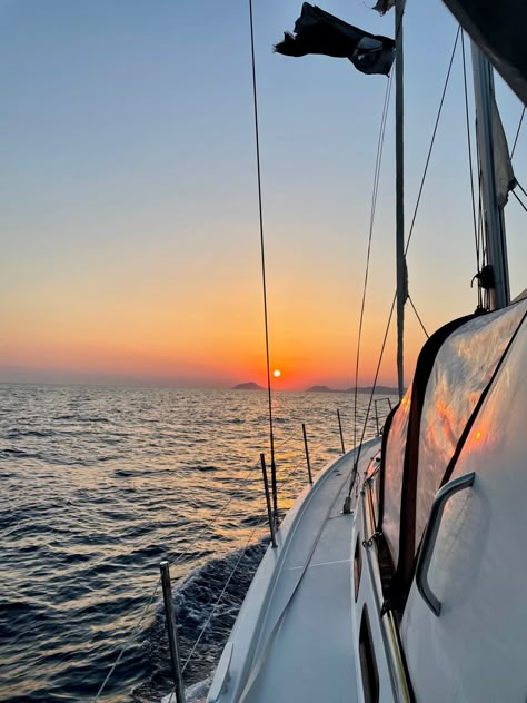 #sunset #summer #holidays #aesthetic #boat #boattrip #sea #water #beautiful #view #followme #like Boat Trip Aesthetic, Bateau Aesthetic, Catamaran Aesthetic, Boat Aethstetic, Boat Tour Aesthetic, Boat Aesthetic Summer, Sailboat Aesthetic, Boats Aesthetic, Boating Aesthetic