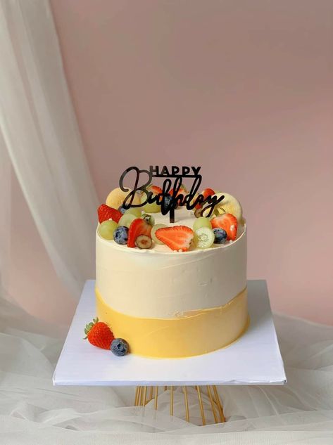 Mix Fruit Cake Design, Mixed Fruit Cake Design, Fruit Cake Design, Fresh Fruit Cake, New Birthday Cake, Cake Mini, Korean Cake, Cake Inspo, Round Cake