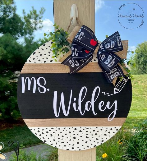 Round Teacher Door Hanger, School Counselor Door Decorations, Counselor Door Decorations, Teacher Door Wreaths, High School Door, Counselor Door, Wooden Rounds, Teacher Door Hanger, Teacher Wreaths