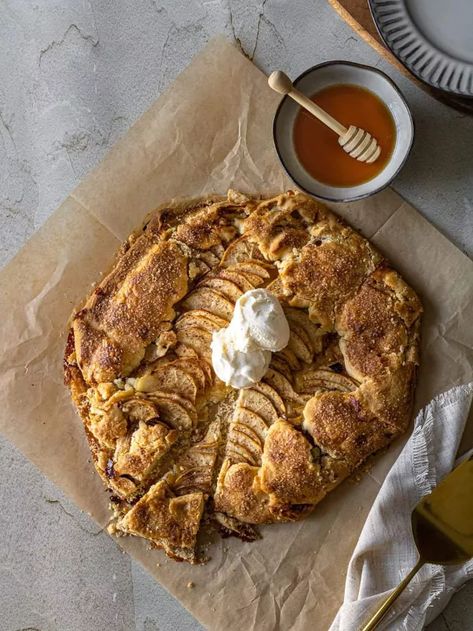 Rosh Hashanah Apples and Honey Galette Recipe | Foodtalk Rosh Hashanah Apple Dessert, Rustic Apple Galette, Apple Galette Recipe, Apples And Honey, Chocolate Chunk Brownies, Jewish Foods, Easy Waffle Recipe, Classic French Desserts, Apple Dishes