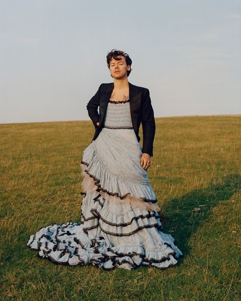 Harry Styles Dress, Harry Styles Vogue, Hary Styles, Harry Styles Update, Gender Fluid Fashion, Elijah Wood, Giovanna Battaglia, Vogue Dress, Haikou