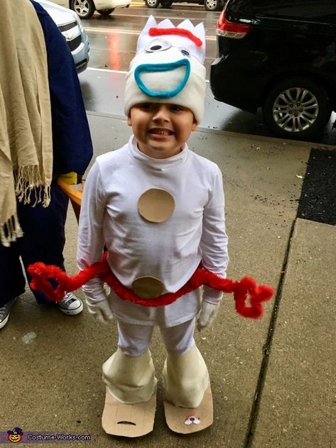 Diy Forky Costume, Diy Forky Toy Story Costume, Forky Costume Diy, Forky Costume, Diy Forky, Costume Last Minute, Last Minute Costume Ideas, Basic White Shirt, Last Minute Costume