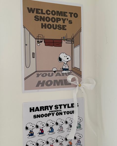 Snoopy Bedroom, Fashion Coquette, Pink Clothes, Wallpaper Ios, Snoopy Pictures, Summer Recipe, Dorm Posters, Bathroom Photos, Snoopy Love