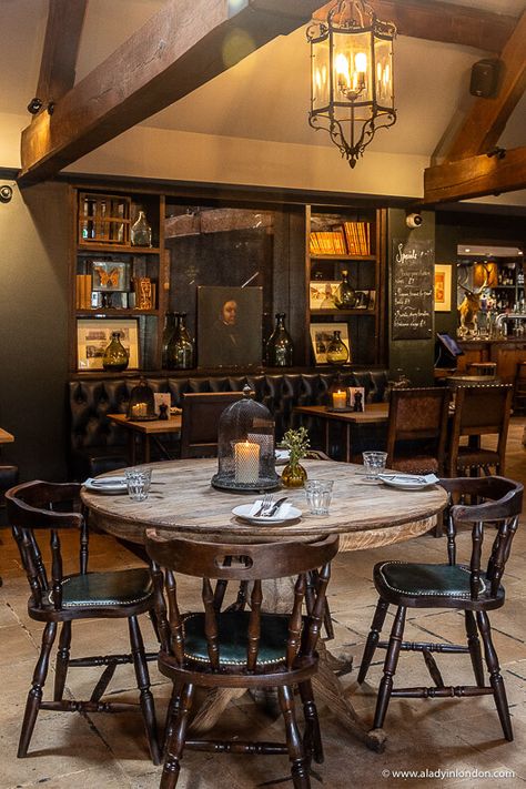 country pub in the Cotswolds Old English Pub Aesthetic, English Country Pub, Pub Style Dining Room, Pub Interior Design Ideas, English Pub Aesthetic, British Pub Aesthetic, Country Pub Interior, British Pub Interior, English Pub Interior