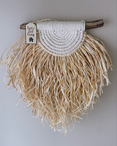 Raffia Macrame, Raffia Wall Hanging, Raffia Crafts, Boho Crafts Diy, Wood Wall Art Diy, Macrame Wall Hanging Diy, Macrame Wall Hanging Patterns, Noel Diy, Deco Originale