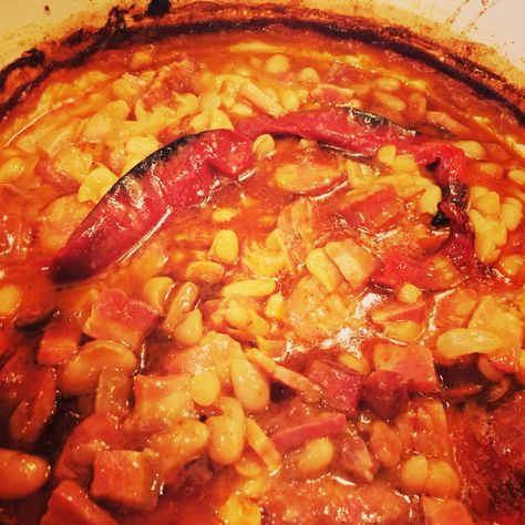 Tavce Gravce  Macedonian baked beans with    Colbasi Tavce Gravce, Macedonian Food, Cookie Do, Baked Beans, Food Diary, Tomato Salsa, Chana Masala, Chili, Baking