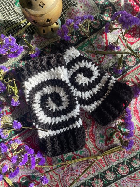 🌀 Handmade spiral crochet fingerless gloves handwarmers 🌀 🍋 These are black and white 🍋 Custom made :) message me to place your order 🍃 ⚓️ Can do worldwide shipping too just message before hand to arrange the price ⚓️ Black And White Fingerless Gloves, Crochet Handwarmers Pattern, Hand Warmer Crochet, Knit Handwarmers, Hand Warmers Crochet, Crochet Handwarmers, Crochet Black And White, Crochet Fingerless Gloves Free Pattern, Crochet Arm Warmers