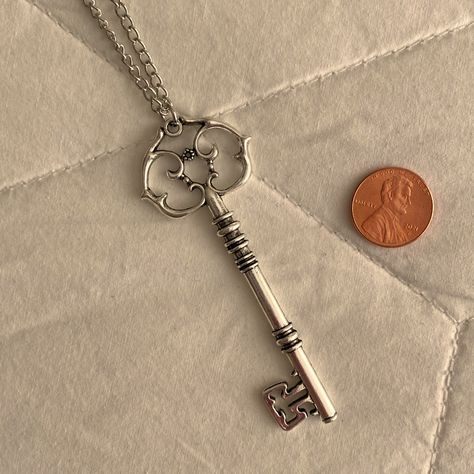 Silver Tone 4” Ornate Skeleton Key Pendant With Silver Tone Chain Necklace. Silver Key Necklace, Key Necklace Vintage, Rentry Co, Outfits Wardrobe, Stella And Dot Necklace, Skeleton Key Necklace, Key Pendant Necklace, Unicorn Necklace, The White Rabbit