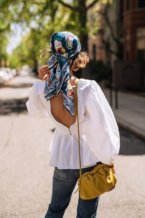 Short Hair Silk Scarf, Head Scarves For Short Hair, Scarf Headband Outfit, Silk Head Scarf Outfit, Scarf Outfit Casual, Short Hair Scarf Styles, Hair Scarf Short Hair, Hairscarf Hairstyle, Summer Scarf Outfit