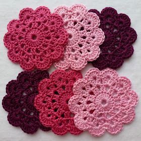 Moois van ' M(i)e': gehaakte bloemen : patroonverzameling Crochet Coaster Pattern, Crocheted Flowers, Crochet Motifs, Yarn Projects, Crochet Squares, Crochet Coasters, Love Crochet, Crochet Home, Crochet Accessories