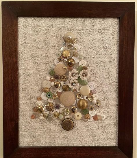 Framed Button Christmas Tree, Framed Crafts Ideas, Pictures Made From Buttons, Button Xmas Trees, Pictures Made With Buttons, Button Frames Ideas, Button Crafts For Christmas, Button Trees Christmas, Christmas Crafts With Buttons