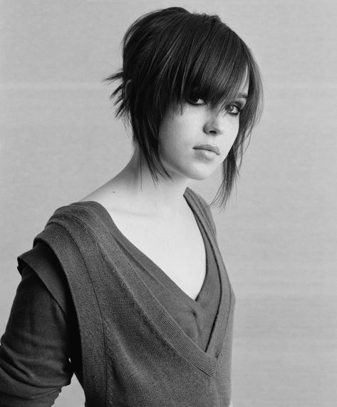 Ellen Page, she is so cute. Kinda like this hair style, might let mine grow and see if I can do this. Ellen Page, Kate Mara, Canadian Actresses, Hair Color Dark, Jolie Photo, Girl Crushes, Juno, Celebrities Female, Her Hair