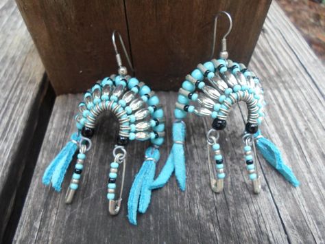 Headdress Bead Earrings Cherokee Jewelry, Indian Headress, Bead Buddies, Cherokee Language, Safety Pin Jewelry, Native American Headdress, Native Beading, Seed Bead Jewelry Patterns, Native Beading Patterns