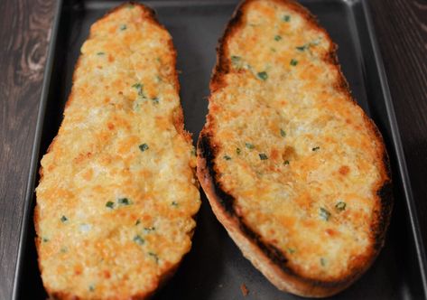 Cheesy Garlic Bread Recipe, Beer Bread Easy, The Cookin Chicks, French Bread Loaf, Popular Appetizers, How To Store Bread, Garlic Cheese Bread, Bread Oven, Leftover Bread