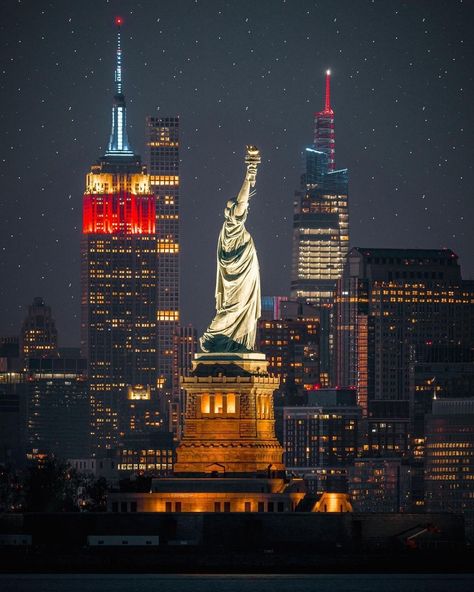 *🇺🇸 Statue of Liberty (New York City, NY) by Sidney C. (@212sid) • Instagram 🏙 Feb-10-2022 New York City Central Park, New York Statue, Nyc Travel Guide, Liberty New York, New York Wallpaper, Liberty Island, New York Harbor, Magic Island, Nyc Hotels