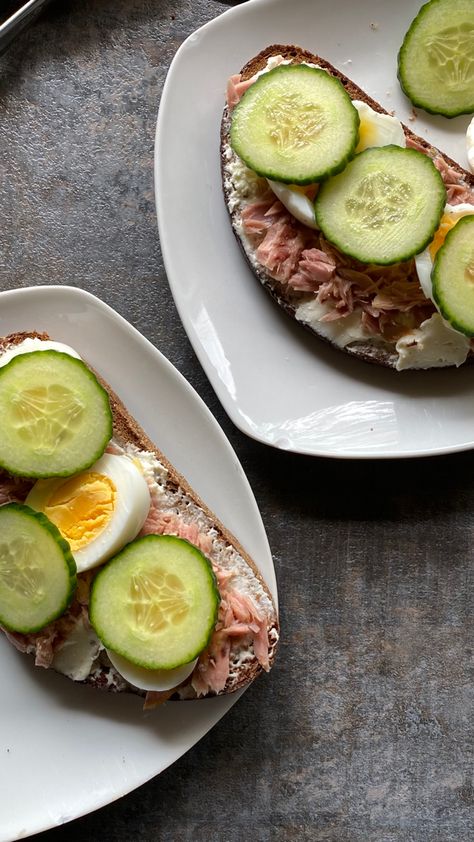 tuna sandwich (rye bread, philadelphia, tuna, egg, cucumber) Tuna Egg Sandwich, Tuna Breakfast Ideas, Breakfast Tuna, Tuna Breakfast, Rye Bread Sandwiches, Wraps Recipes Healthy, Tuna And Egg, Healthy Tuna, Tuna Sandwich