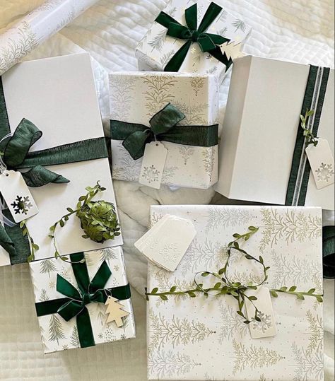 White And Gold Christmas Gift Wrapping, White Box Gift Wrapping, Green And Gold Christmas Wrapping, Green And White Christmas Wrapping, Elegant Christmas Wrapping Paper, White And Gold Wrapping Paper, Green Christmas Gift Wrap, Green Christmas Wrapping Ideas, Wrapping Paper Theme Christmas