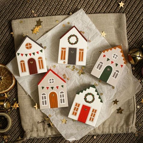 House Christmas Ornaments Diy, Christmas Wood Ideas Diy, Wooden House Decoration Christmas, Wood House Ornaments, Christmas Decor Ideas Diy Wood, Christmas Diy Wood Crafts, New Year Aesthetic Decoration, Diy Wood Christmas Decor, Cute Clay Diy