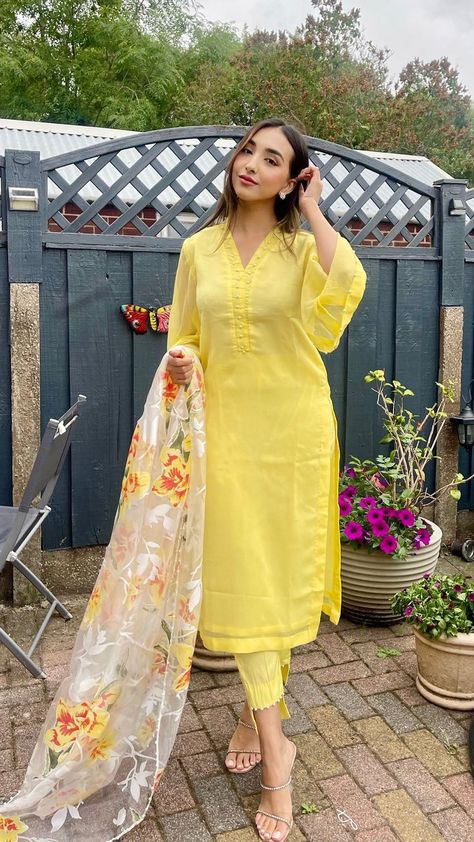 Simple Suit With Printed Dupatta, Lemon Yellow Dress Indian, Organza Dress Ideas Pakistani, Suit With Dupatta Designs, Organza Printed Suits, Floral Dupatta Suits, Printed Organza Dupatta Suits, Chiffon Dress Designs Pakistani, Poses In Suit For Women With Dupatta