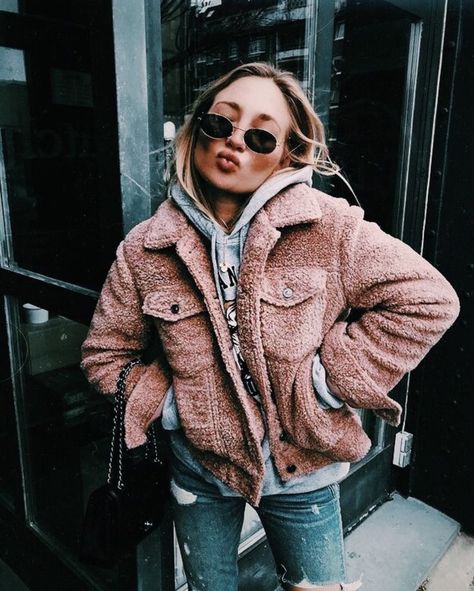 ✰𝘗𝘐𝘕𝘛𝘌𝘙𝘌𝘚𝘛 : @amylangan_✰ Teddy Jacket Outfit, Sherpa Jacket Outfit, Crop Jumper, Fall Fashion Coats, Statement Jacket, Moda Chic, Mode Casual, Jacket Outfit, Sweatshirt Outfit