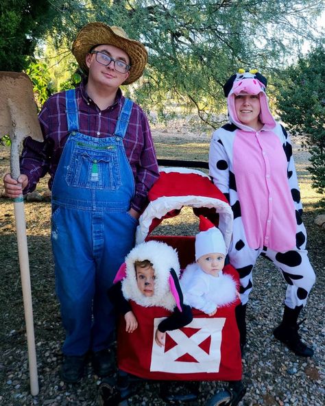 Farm Animals Halloween Costumes, Family Costumes For 4, Farmer Halloween Costume, Farmer Halloween, Farm Costumes, Farm Animal Costumes, Family Costumes Diy, Family Themed Halloween Costumes, Family Halloween Costume