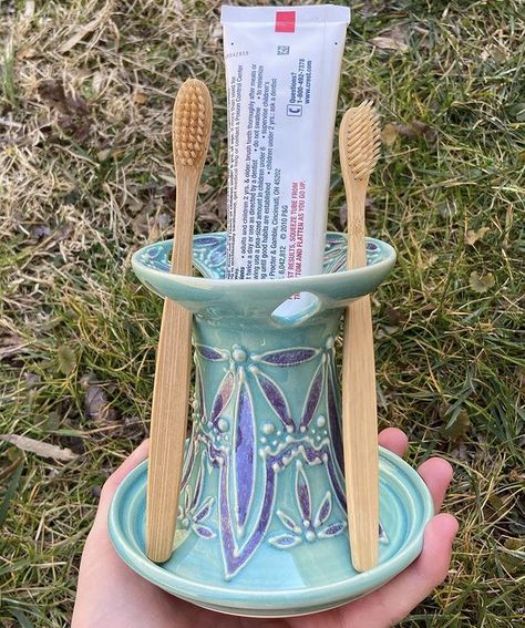 Slip Trailing, Ceramic Toothbrush Holder, Tidy Bathroom, Dragonflies Design, Pottery Crafts, Ceramics Pottery Art, Ceramics Projects, Clay Art Projects, Ceramics Ideas Pottery