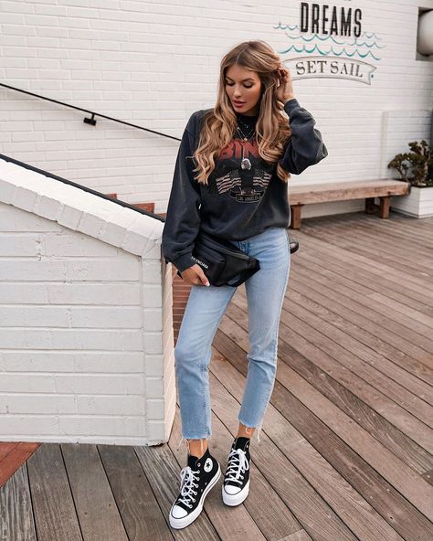 PAULINA KURKA | 📍LA on Instagram: “Werbung One of my most comfortable and favorite outfits at the moment - an oversized sweater and some platform chucks...perfect for some…” Black High Top Converse Outfits, Converse Platform Outfit, Converse Haute, High Tops Outfit, High Top Converse Outfits, Converse Outfits, Converse Outfit, Black High Top Converse, High Top Converse