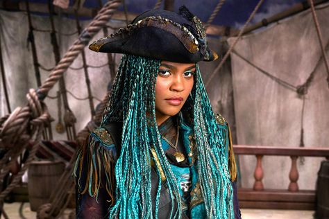 Meet Ursula's Daughter Uma in the 'Rise of the Isle of the Lost' Book Trailer Jon Snow Costume, Dorothy Halloween Costume, Uma Descendants, Descendants Wicked World, Arte Pulp, Descendants Costumes, Isle Of The Lost, Anne Mcclain, China Anne Mcclain