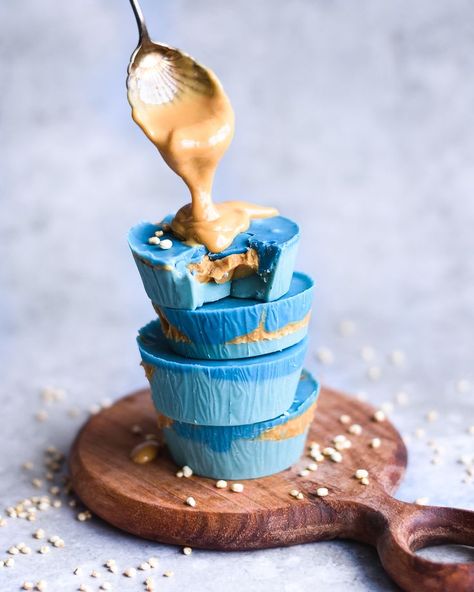 Easy dessert idea : Chocolate  &  Peanut Butter Cups wit blue spirulina Blue Spirulina Cookies, Blue Spirulina Recipes, Blue Pancakes, Blue Pancake, Spirulina Recipes, Blue Latte, Sweet Potato Powder, Pb Cups, Vegan White Chocolate