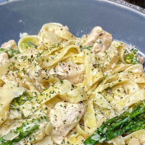 Amy | 25 on Instagram: "CREAMY CHICKEN & TRUFFLE TAGLIATELLE 🍗🧄🥦 Completely made this up and it ended up being so tasty 😍 Ingredients (2 portions) - 150g dried pasta - 300g chicken breast - 4 tbsp low fat creme fraiche - 2 tbsp @filippoberio_uk truffle pesto (this came in my @degustabox_uk box this month - AFF) - 1/2 onion 🧅 - 80g tenderstem🥦 - Black pepper & parsley - 20g parmesan to serve Method (20mins approx) 1. Put your pasta on to boil, meanwhile spray a frying pan with a little o Basil Chicken Fettuccine Alfredo With Prosciutto, White Truffle Oil Recipes Pasta, Truffle Pesto, Chicken Mushroom Truffle Pasta, Creamy Truffle Mushroom Pasta, Truffle Mushroom Tagliatelle, Dried Pasta, Drying Pasta, Creamy Chicken