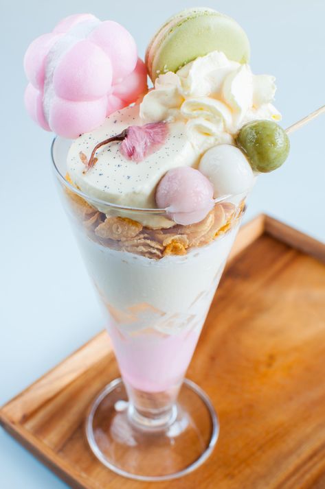 Sakura Hanami Parfait Parfait Yogurt, Cream Macarons, Desserts Japonais, Japanese Dessert Recipes, Dessert Chef, Japanese Desserts, 귀여운 음식 그림, Kawaii Dessert, Dessert Simple