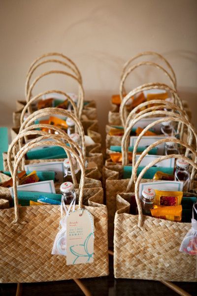 Wedding Souvenirs Diy, Destination Wedding Welcome Bag, Wedding Gift Bags, Wedding Welcome Bags, Beach Wedding Decorations, Beach Wedding Favors, Wedding Gifts For Guests, Wedding Souvenirs, Welcome Bags