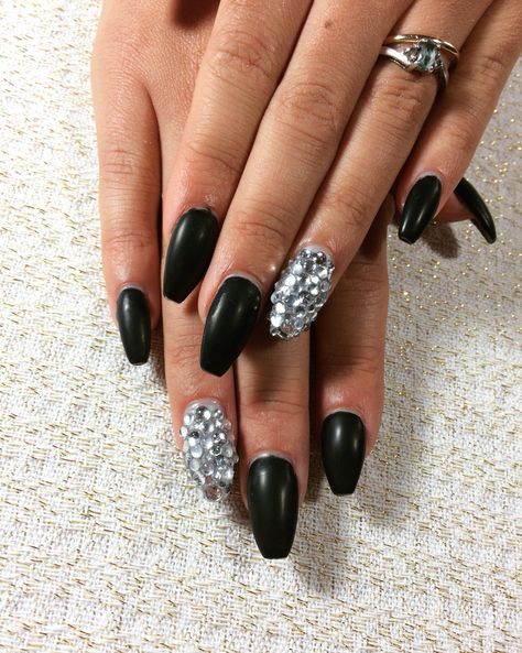 Black acrylic nails with gems Diamonte Nail, Black Acrylic Nails With Gems, Black And Golden Nails, Black Nails With Gems, Acrylic Nails With Gems, Nails With Gems, Nails Acrylic Black, Golden Nails, Black Acrylic Nails