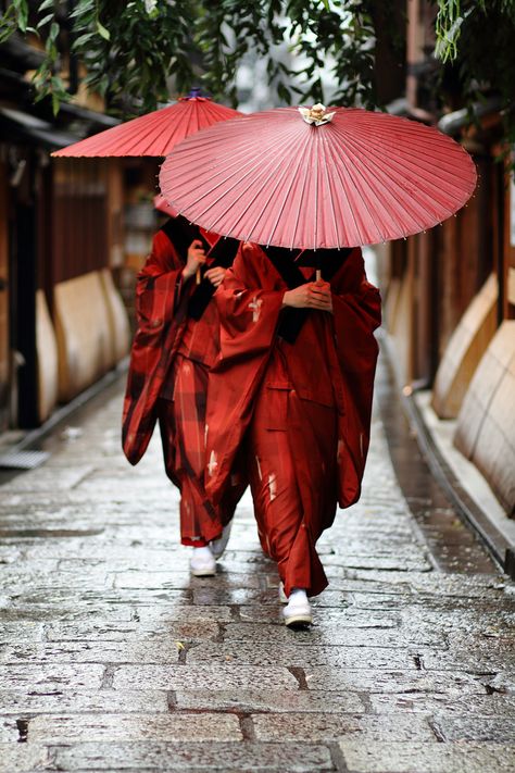 Today in Kyoto, Japan : Hassaku (by momoyama) #japan #culture #performance #tradition #traveldifferently #luxurytravel #absolutetravel Red Umbrella, Traditional Kimono, Japan Woman, Foto Art, Maneki Neko, Kyoto Japan, Root Chakra, Red Aesthetic, Yohji Yamamoto