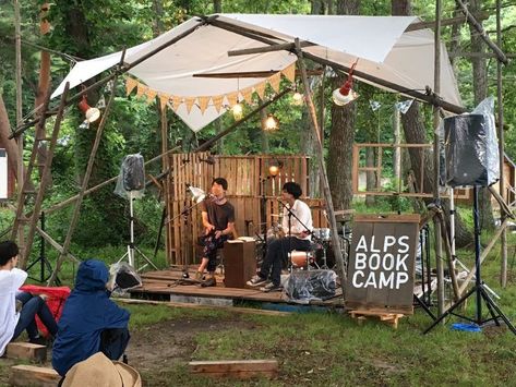 Backyard Stage, Camping Restaurant, Camping Cafe, Book Camp, Camping Bar, Concert Stage Design, Rustic Cafe, Outdoor Stage, Cafe Concept