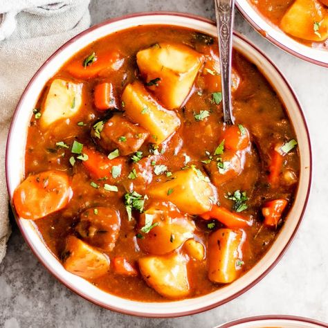 Vegan Irish Stew is sure to impress on St. Patrick’s Day or when you’re craving a hearty and warm meal. The beefless” beef tips, carrots, and potatoes in a Guinness veggie broth are so delicious! Nora Cooks Vegan, Vegan Irish Stew, Irish Stew Recipe, Nora Cooks, St Patties, Veggie Broth, Vegan Beef, Vegan Worcestershire Sauce, Vegan Stew