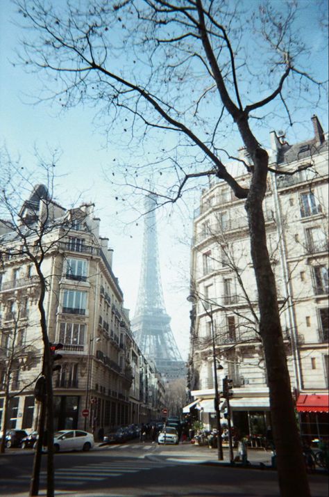 paris disposable camera Paris Blurry Aesthetic, Aesthetic Paris Pictures Vintage, Paris Digital Camera, Paris Film Photo, Nyc Disposable Camera, Paris Dream, Parisian Life, Paris Aesthetic, Paris Love