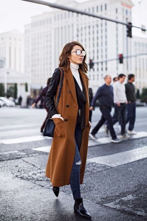 How To Rock Sleeveless Coats: Street Style Compilation 2019 Sleeveless Coat, Quoi Porter, Gilet Long, Winter Vest, Long Vest, Long Vests, Coat Outfits, Vest Outfits, Menswear Inspired