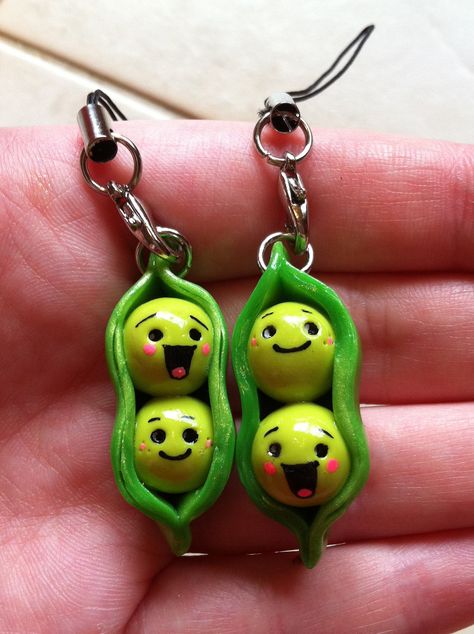 Two Peas in a Pod best friend keychain Super Clay Keychains, Clay Keychain Ideas, Air Dry Clay Keychain, Clay Date, Best Friend Keychain, Friends Keychain, Friendship Keychain, Food Keychain, Friend Keychain