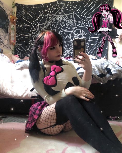 Bangs Dyed Hair, Emo Halloween Costumes, Draculaura Halloween Costume, Bangs Dyed, Draculaura Halloween, Draculaura Aesthetic Outfit, Draculaura Costume, Aesthetic Monster High, Egirl Hair