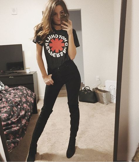 Cute Band Shirt Outfits, Band Tee And Jeans Outfits, Rock Band T Shirts Outfits Women, Band Shirt Outfits Winter, Rock Band Shirt Outfits, Band Shirt Outfits Grunge, Band Tee Outfits Grunge, Rock T Shirt Outfit, Band Tees Outfits Grunge