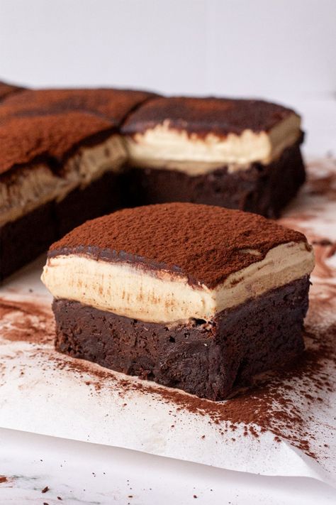 Broma Bakery Tiramisu, Tiramisu Recipe Chocolate, Frozen Tiramisu Dessert, Tirimasu Brownie, Brownie Tiramisu Recipe, Tiramisu Display, Tiramisu Inspired Desserts, Fluffy Dessert Recipes, Tiramisu Brownies Recipe