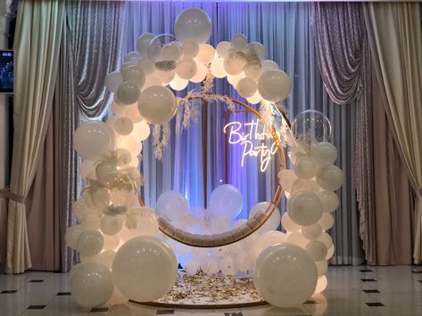 Sweet 16 Luxury Party, Luxury Decoration Party, Boujee Birthday Decorations, 19th Party Decorations, Luxury 18th Birthday Party, Simple Elegant Party Decor, Upscale Birthday Party Decor, 18th Birthday Party Backdrop Ideas, 18th Birthday Elegant Theme