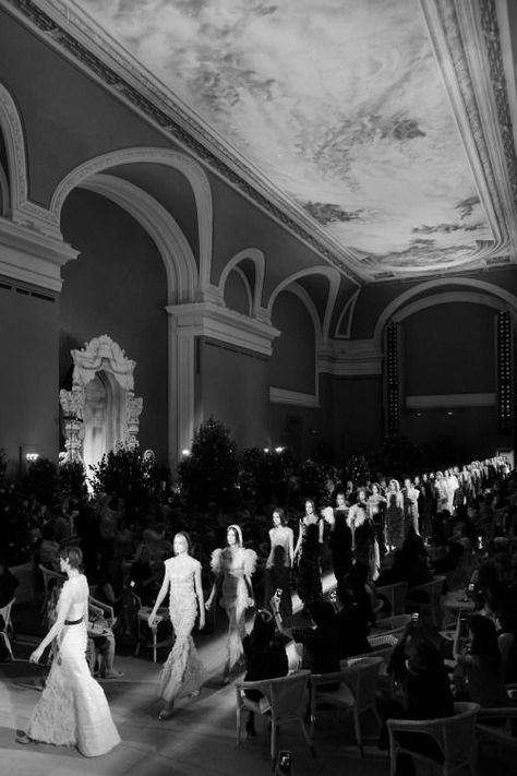 Fashion Runaway Aesthetic, Fashion Shows Aesthetic, Fashion Show Wallpaper, New York Aesthetic Fashion, Fashion Astethic, Catwalk Aesthetic, Runway Wallpaper, Runway Black And White, Runaway Aesthetic